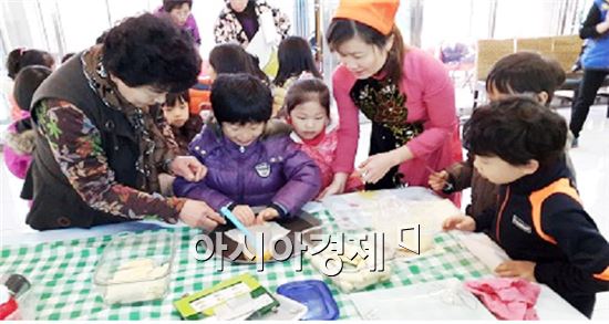 장흥군(군수 김성)은 4일 다문화교류센터에서 관내 유치원생 20여명과 초대해 다문화 가정에 대한 이해와 공감대 향상을 위한 다문화 전통요리교실을 열었다