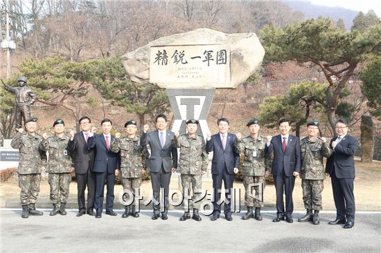 김병호 하나은행장 직무대행(왼쪽 여섯 번째)이 4일 경기도 고양시 소재 육군 제1군단을 찾아 엄기학 1군단장(왼쪽 일곱번째) 및 관계자들과 기념촬영을 하고 있다.(자료제공:하나은행)