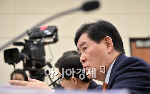 [포토]답변하는 최경환 부총리