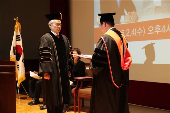 마리오아울렛 홍성열 회장이 4일 오후 서강대 성이냐시오관에서 열린 학위수여식에서 명예 경제학 박사 학위를 받았다. 