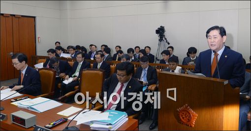 [포토]연말정산 관련 보고하는 최경환 부총리