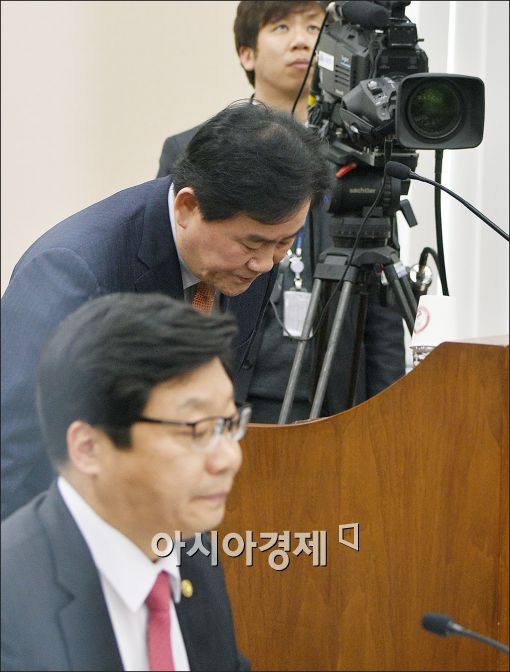 [포토]고개숙인 최경환 부총리