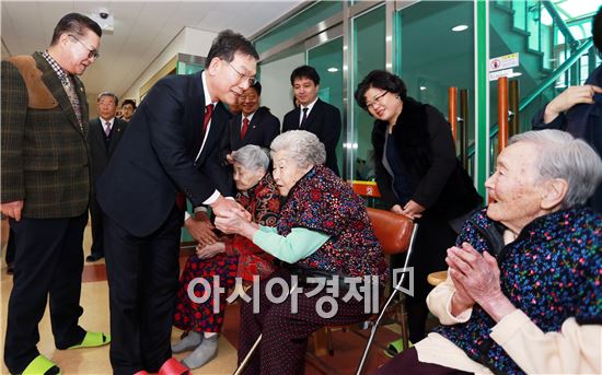 장만채 전남도교육감이 설을 맞이 사회복지시설 방문 어르신들을 위문·격려하고있다.