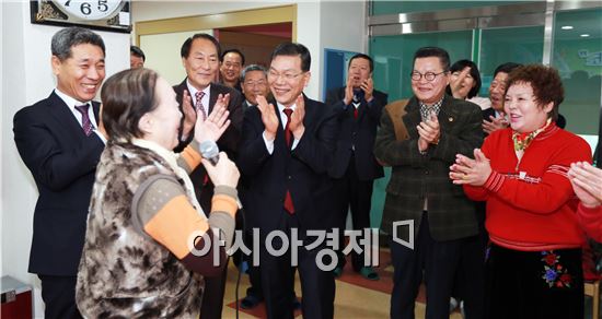 장만채 전남도교육감이 설을 맞이 사회복지시설 방문 어르신들을 위문·격려하고 있다.