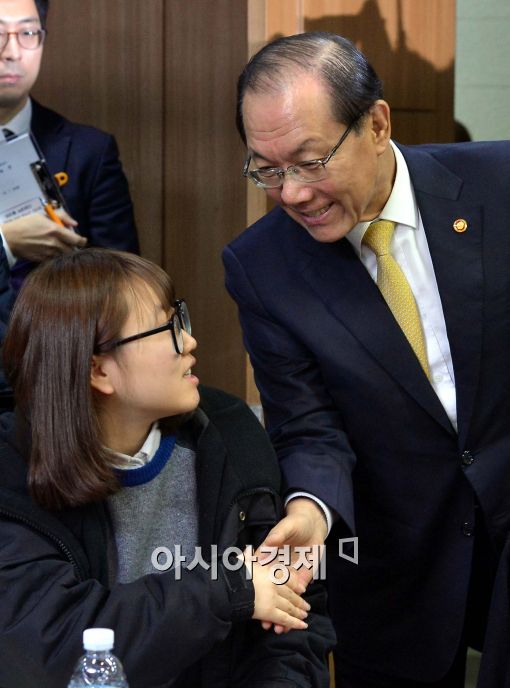 [포토]대학생들과 인사 나누는 황우여 교육부 장관