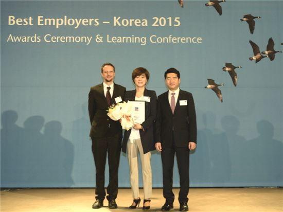 (왼쪽부터)에이온휴잇 말레이시아 옌스 발렌도위치 탤런트 비즈니스 리더, 맥도날드 인사팀 이은영 상무, 에이온휴잇 권오성 대표가 ‘2015 한국 최고의 직장’ 시상식에서 기념 촬영을 하고 있다. 
