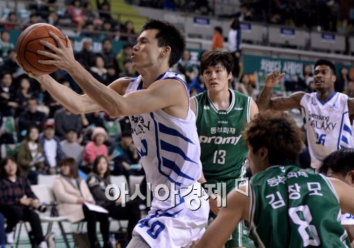 [포토]이동준, '리바운드를 놓칠 순 없지'