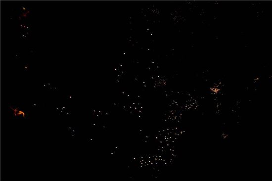 우주에서 본 '고기잡는 아버지'…밤바다 불빛 가득