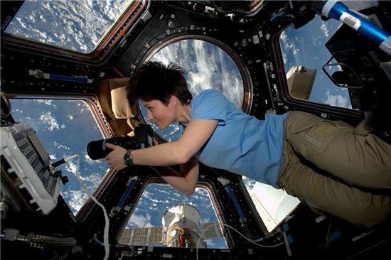 ▲사만다 우주비행사가 큐폴라에서 지구를 촬영하고 있다.[사진제공=NASA/Terry Verts]