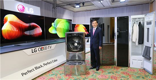 ▲LG 올레드 TV, 더블매직스페이스 냉장고 등 주요 전략제품을 소개하고 있는 LG전자 아시아지역대표 이호 부사장