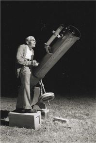 ▲톰보 박사는 1930년 망원경을 통해 명왕성을 발견했다.[사진제공=NASA]