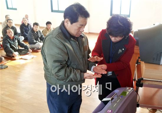 곡성군(군수 유근기)은 지난 4일 노인복지시설인 죽곡면 소재 ‘축복의집, 바울노인양로원’을 찾아 감염병 예방과 손 씻기의 중요성을 알리기 위해 이동 손 씻기 체험관을 운영했다.
