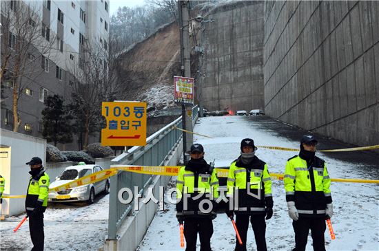 [포토]아파트 옹벽붕괴로 주민들 출입 통제