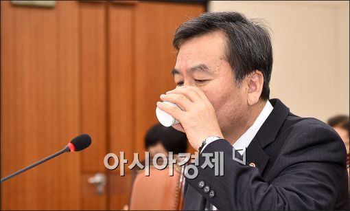 [포토]물 마시는 신제윤 위원장