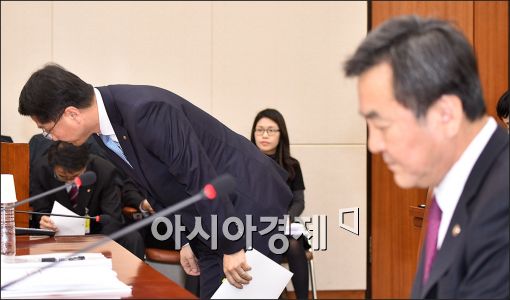 [포토]고개숙인 진웅섭 금감원장