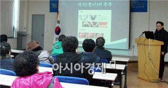 함평군 보건소(소장 박성희)는 5일 무료 노인의치(틀니) 대상 14명에게 사전 교육을 했다.
