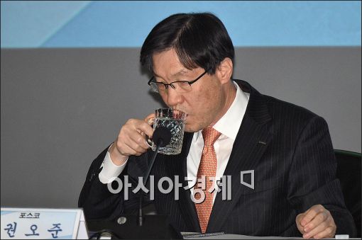▲권오준 포스코 회장이 지난 2월 5일 서울 여의도 한국거래소에서 열린 기업설명회에서 심각한 표정으로 물을 마시고 있다.