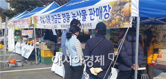 섬진강휴게소 부산방향(소장 하승만)에서 설을 앞두고 5일부터~6일까지 이틀간 광양시에서 주관하는 지역대표 ‘농·특산물 직거래 장터’가 열린다.
