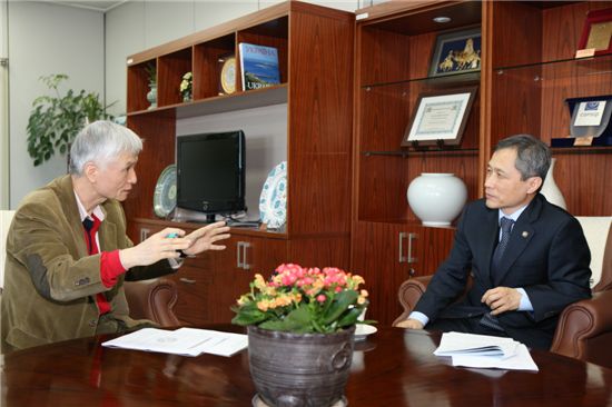 정부대전청사 집무실에서 아시아경제신문과 인터뷰를 갖고 있는 김상규(오른쪽) 조달청장. 