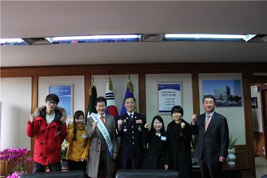 태진아, 강남경찰청서 탈북 대학생에 장학금 전달