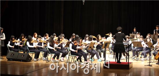 해남군(군수 박철환)은 오는 11일과 26일에 금강오케스트라와 땅끝오케스트라가 해남문화예술회관 대공연장에서 각각 연주회를 개최한다.