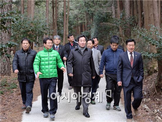 [포토]이낙연 전남도지사, 강진 초당림 방문