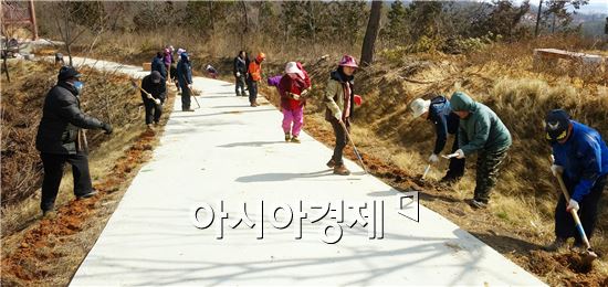 나주시는 시민과 사회단체가 참여해서 공원처럼 아름다운 숲을 만드는 ‘숲속의 전남 만들기’및 ‘나주사랑 나무심기’공모사업 신청을 오는 10일까지 접수한다.
