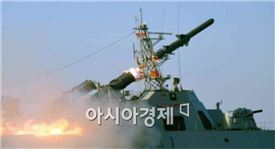 북한이 신형 대함미사일을 발사하고 있다.(사진=노동신문)