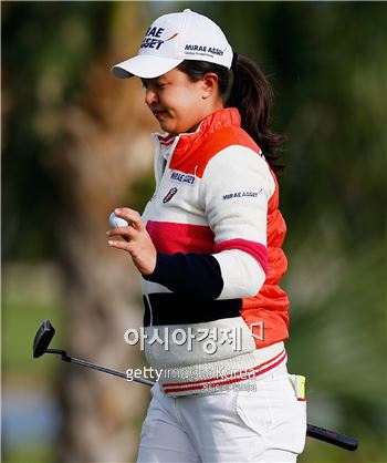 김세영이 바하마클래식 셋째날 3번홀에서 홀아웃하고 있다. 파라다이스아일랜드(바하마)=Getty images/멀티비츠 
