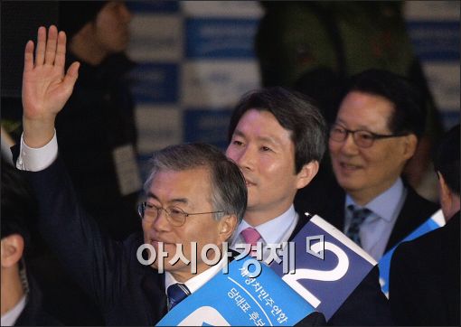 8일 오후 서울 송파구 올림픽체조경기장에서 열린 새정치민주연합 제1차 정기 전국대의원대회(전대)에 출마한 당 대표 후보들이 입장하고 있다.