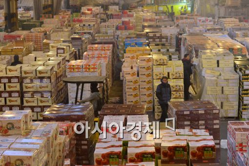 [포토]설 앞두고…빼곡히 쌓여진 과일상자들