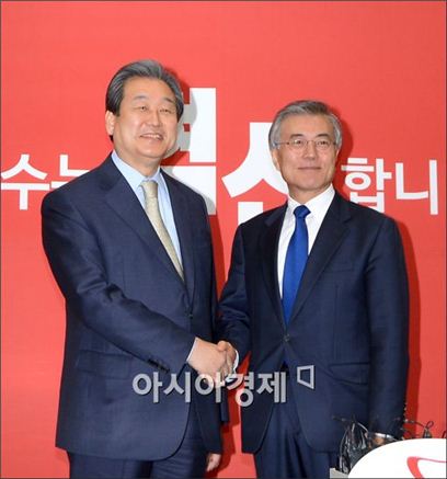 문재인 새정치민주연합 당 대표(오른쪽)가 9일 김무성 새누리당 대표를 예방하고 있다.
