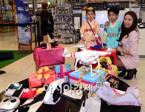 [포토]드론으로 이용한 설 상품 배송 시연