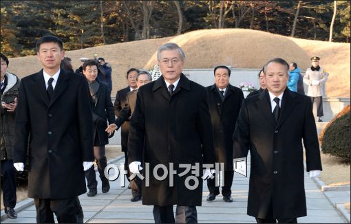 [포토]박정희 전 대통령 묘소 참배 마친 문재인