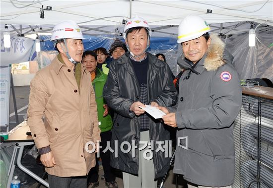 [포토]남광회 조건국 회장, 최영호 남구청장에게 위문금 전달