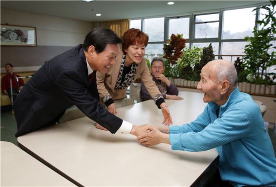 박완수 인천국제공항공사 사장 등 임직원들은 9일 해송요양원을 방문했다. 