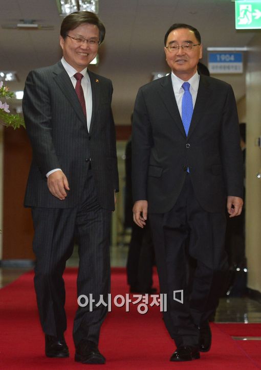 [포토]국무회의 참석하는 정홍원 국무총리 