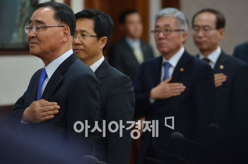 [포토]정 총리, '새로운 총리 중심 혼연일체 당부' 