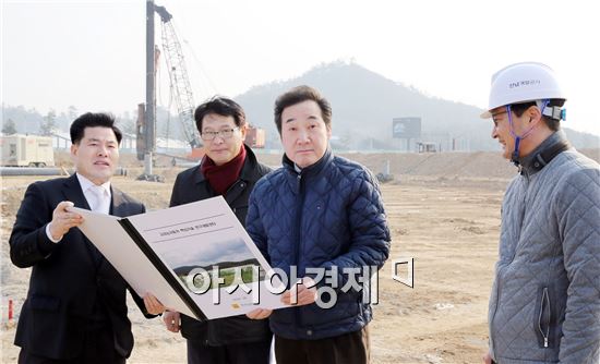 [포토]이낙연 전남도지사, 고성능자동차핵심기술연구센터 건립공사 현장 방문