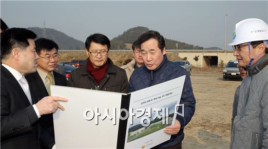 [포토]이낙연 전남도지사, 고성능자동차핵심기술연구센터 건립공사 현장 방문