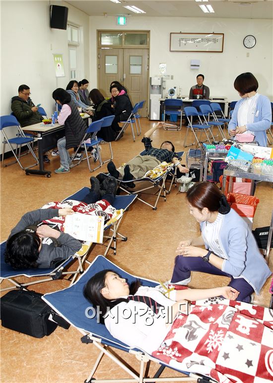 함평군보건소(소장 박성희)는 10일 보건소 2층 회의실, 손불면주민자치센터, 한국도로공사 함평지사에서 공무원, 유관기관 임직원, 군민 100여 명이 참여해 사랑나눔 헌혈을 실시했다.
