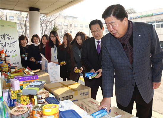 영등포구 직원들 설 앞두고 생필품 모아 이웃에 전달