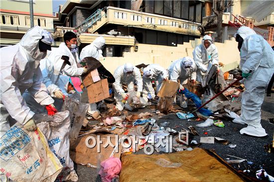 [포토]광주시 동구, 저장강박증 가정 ‘마을’  도운다