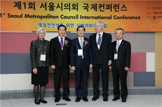 서울시의회의 국제컨퍼런스에 참가자들 기념촬영 
