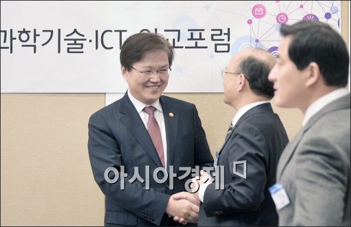 [포토]국회 포럼 참석한 최양희 장관