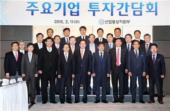 윤상직 산업통상자원부 장관은 11일 서울 소공동 플라자호텔에서 열린 주요기업 투자간담회에서 투자 프로젝트가 차질없이 추진될 수 있도록 노력하겠다"고 말했다.