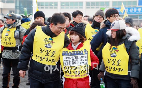 장만채 전남도교육감이 11일 세월호 참사 300일을 맞아 세월호 참사 가족들과 아픔을 나누기 위해 무안군청에서 출발해 청계북초등학교 까지 도보행진을 함께 하고 있다. 이날 장만채 전남도교육감은  세월호 유가족을 위로 격려했다.사진제공=전남도교육청