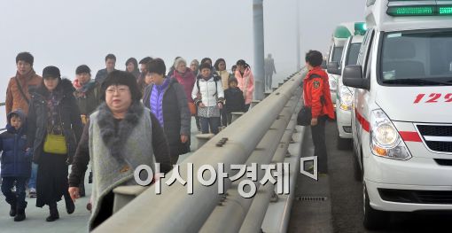 [포토]사고 현장 빠져 나가는 시민들