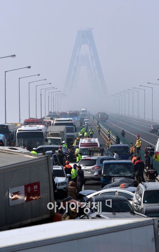 영종대교 100중 추돌사고, 2명 사망·64명 중경상…"사고 원인 짙은 안개 추정"