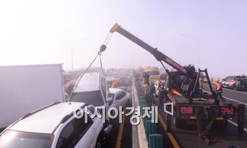 영종대교 100중 추돌사고, 상부도로 통제… "하부도로는 정상 운영·통행 원활"